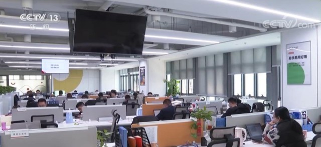 我國(guó)軟件產(chǎn)業(yè)規(guī)模突破10萬億元大關(guān) 應(yīng)用軟件服務(wù)引領(lǐng)增長(zhǎng)新篇章